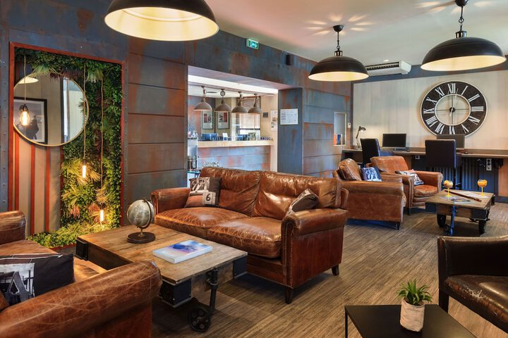 Lounge 107 of 141