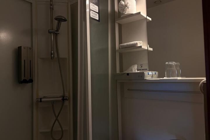 Room 40 of 77