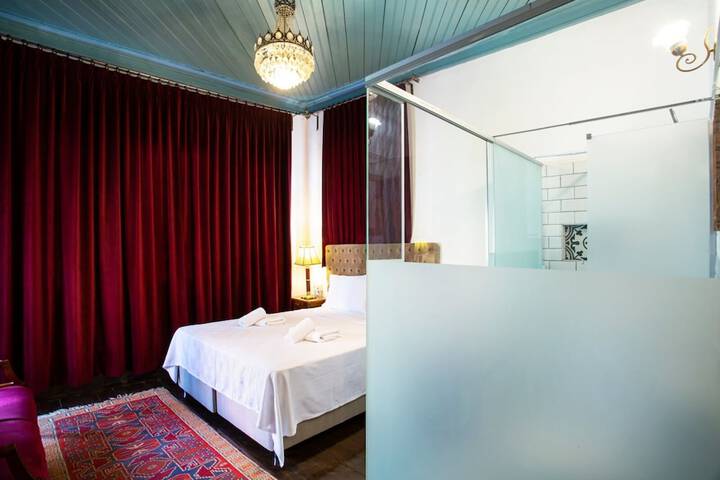 Room 13 of 36