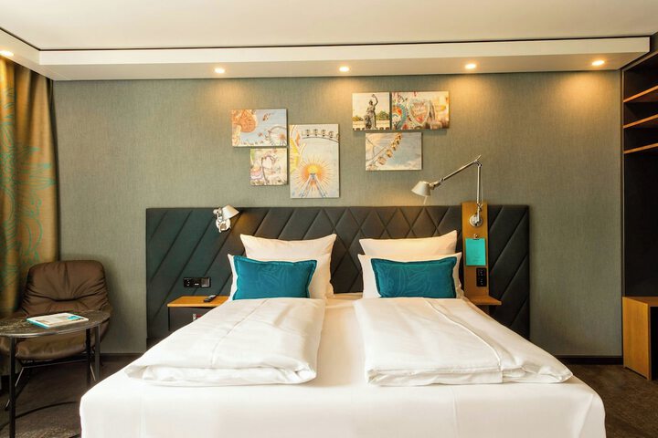 Room 7 of 28