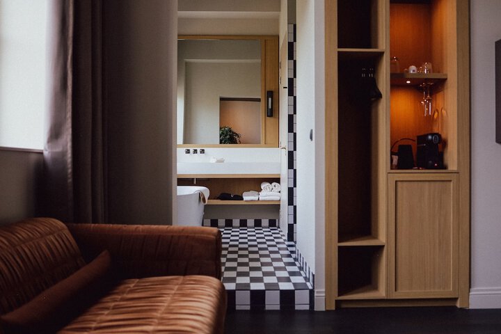 Room 18 of 48