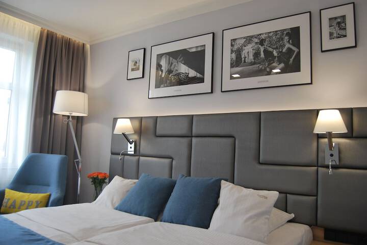 Room 33 of 86