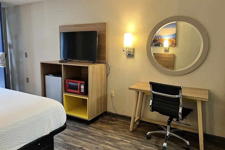 1 King Bed (4 of 14)
