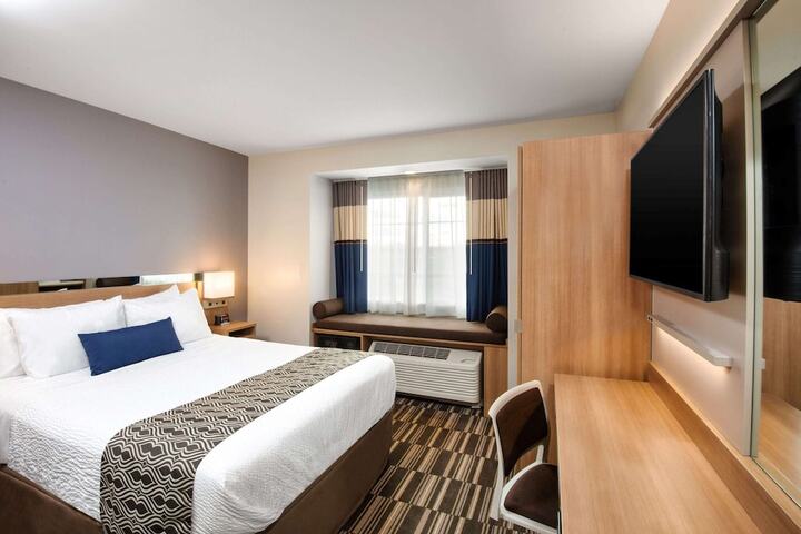 1 Queen Bed (22 of 24)