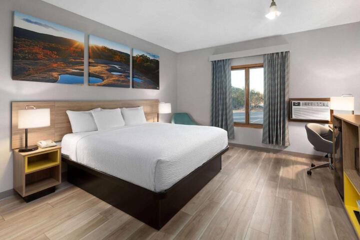 1 King Bed (7 of 21)