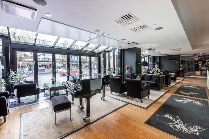 Entrance & Lobby