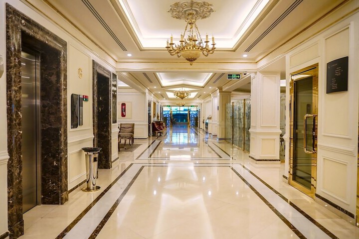Ballroom/Hall 93 of 100