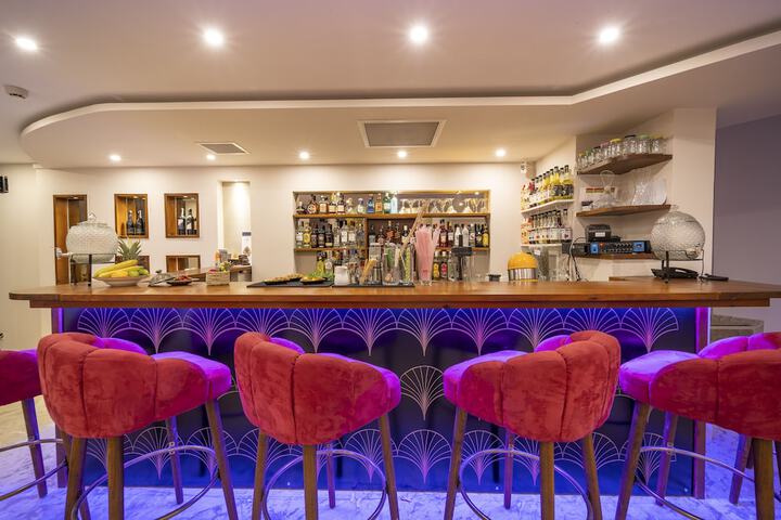 Lounge 93 of 112