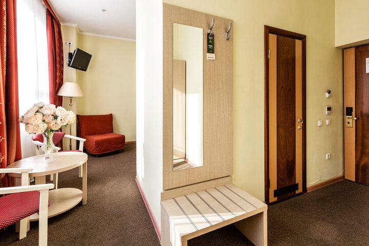 Room 21 of 102