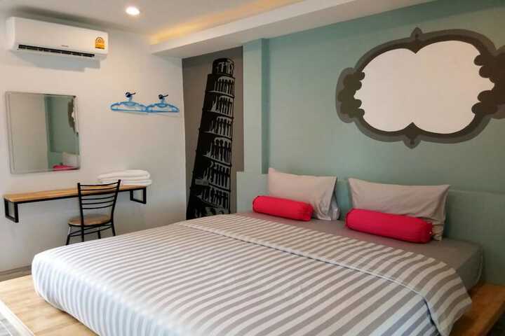 Room 8 of 33