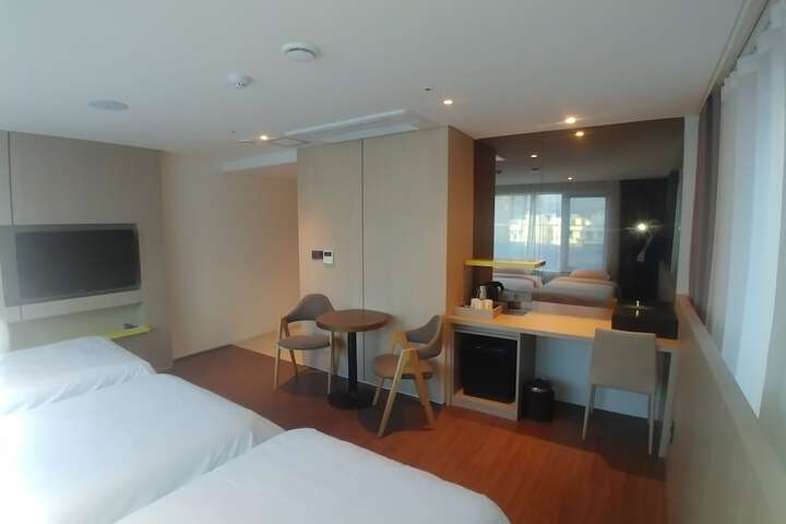 Room 9 of 84