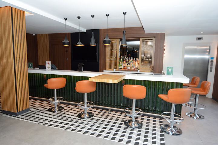 Lounge 79 of 96
