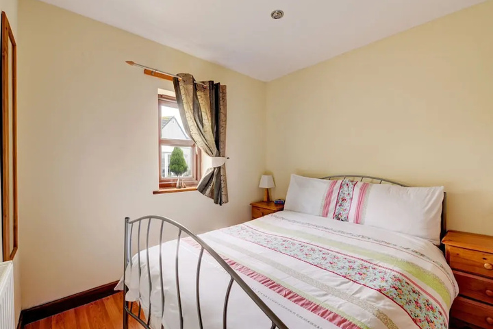 Holiday Home With French Doors to Sunny Terrace and Private Parking