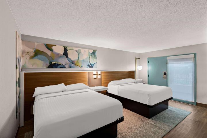 2 Queen Beds (11 of 13)