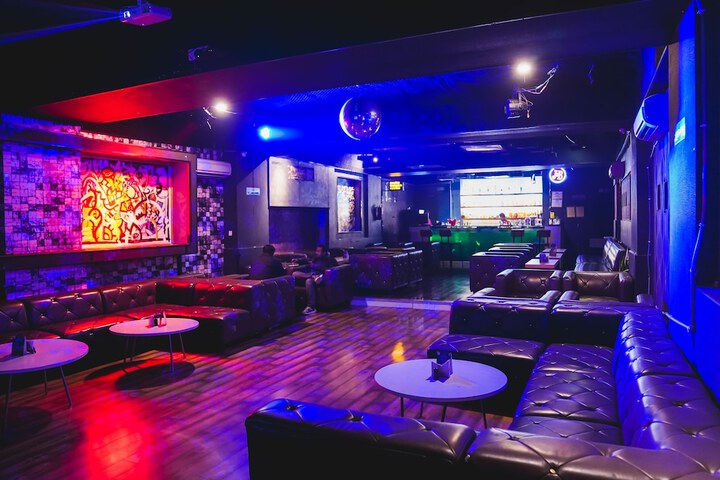 Lounge 82 of 120