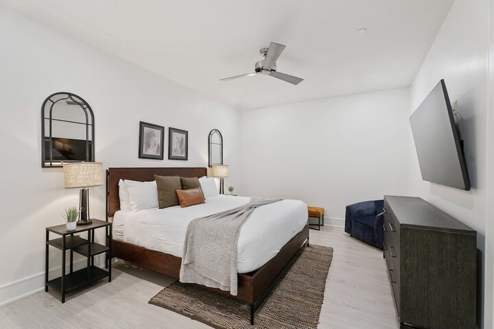 Room 3 of 140