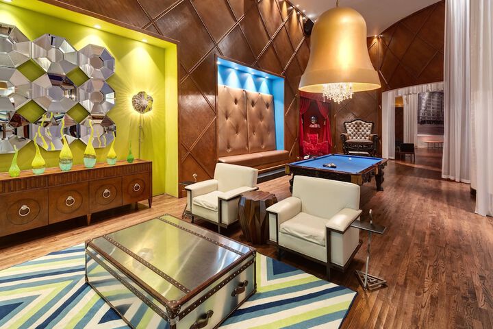 Lobby lounge