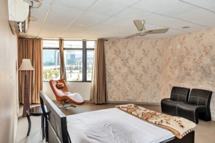 Room 13 of 23