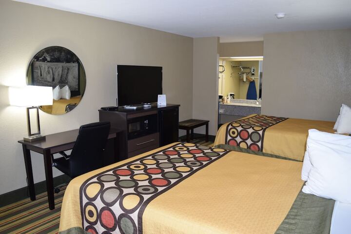 2 Queen Beds (1 of 13)