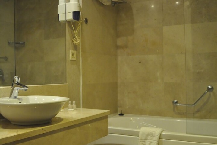 Room 7 of 17