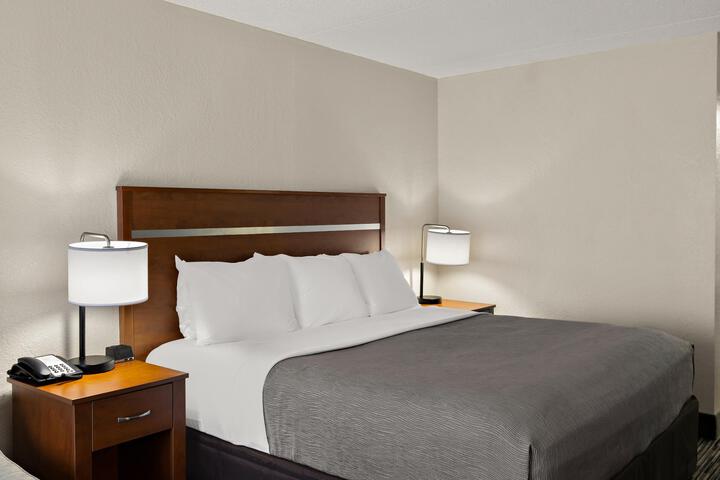 1 King Bed (4 of 21)
