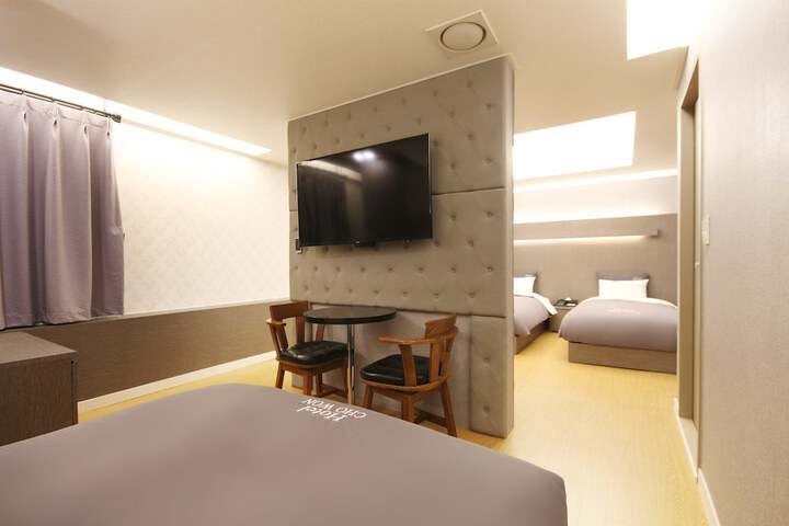 Room 27 of 127