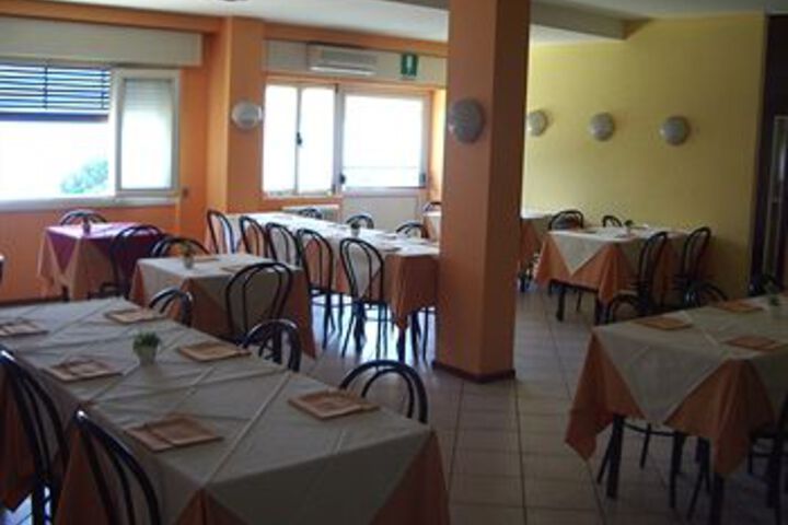 Dining 12 of 23