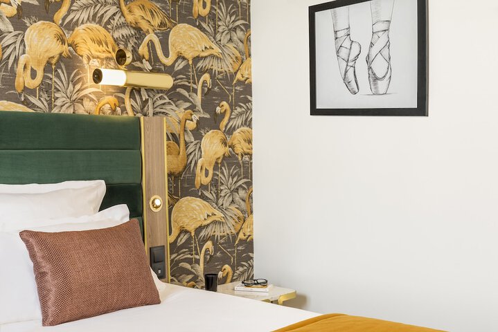 Room 32 of 49