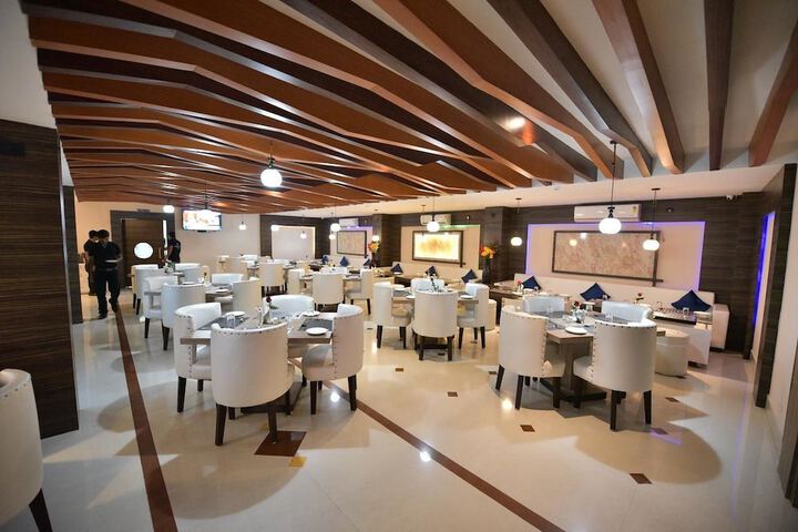 Dining 9 of 12