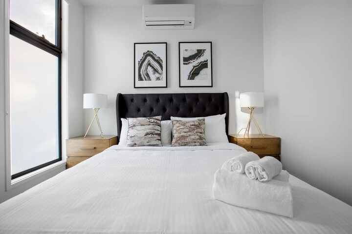 Room 6 of 16