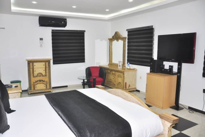 Room 6 of 27