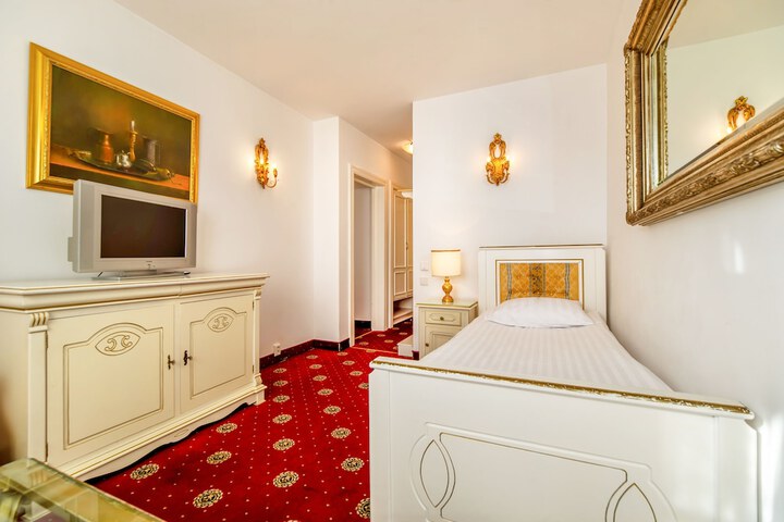 Room 42 of 62