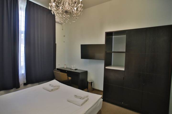 Room 16 of 40