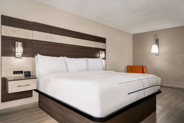 1 King Bed Deluxe Room (15 of 18)
