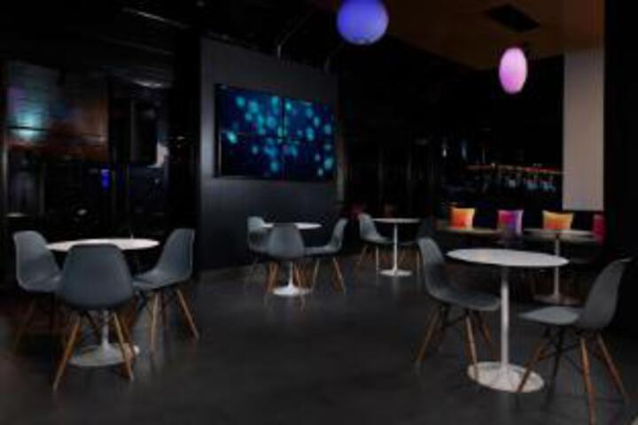 Lounge 9 of 33