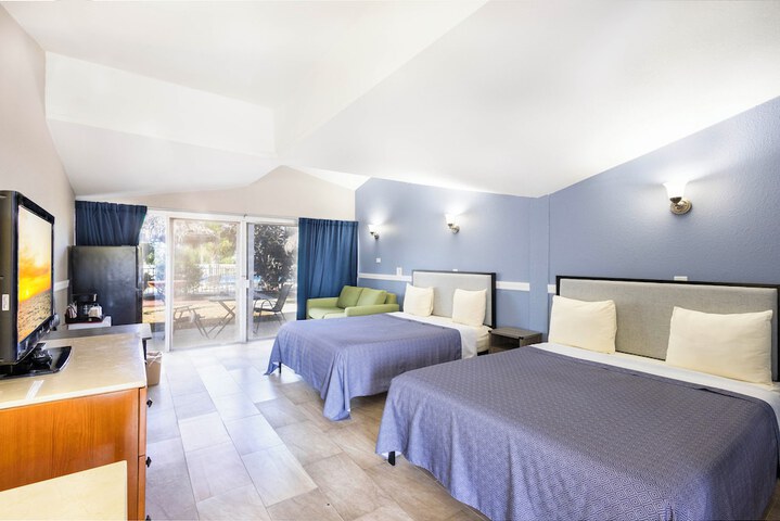 Classic Room with 2 Queen Beds (8 of 15)