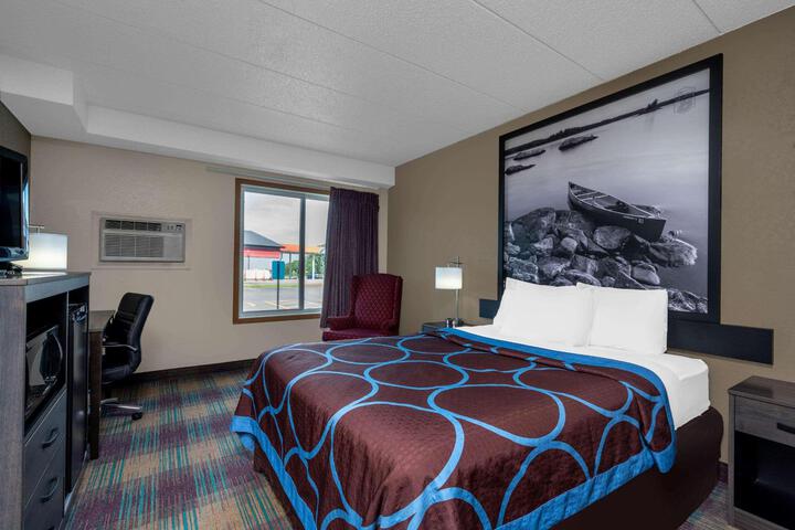 1 Queen Bed (7 of 11)