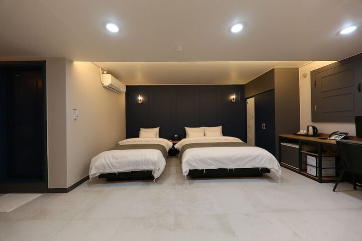 Room 22 of 100