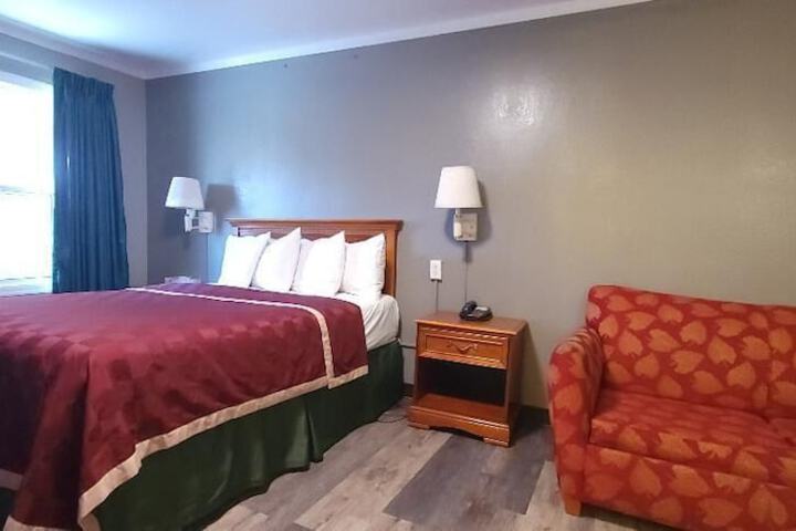 Queen Bed Accessible (27 of 31)