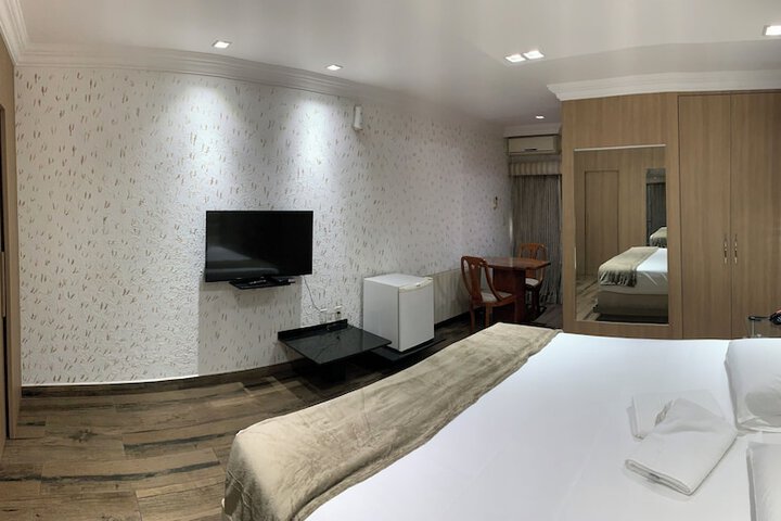 Room 6 of 30