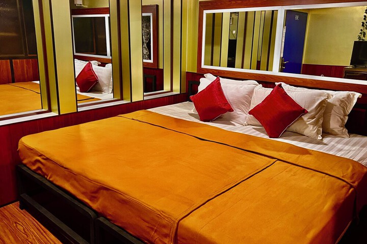 Room 5 of 16