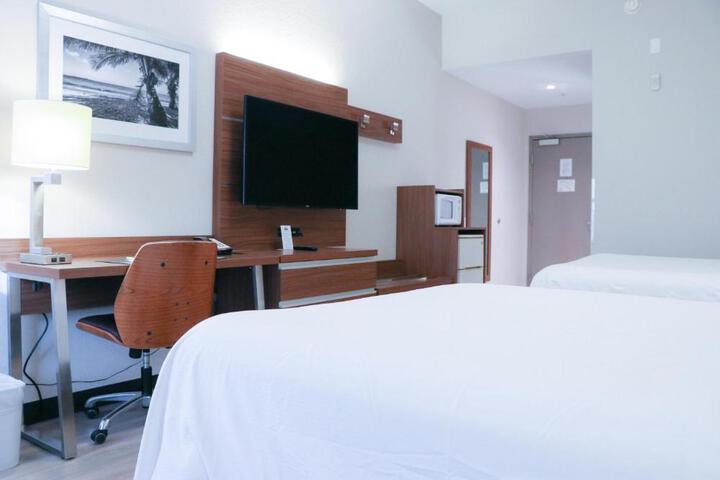 2 Queen Beds (5 of 10)