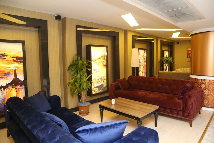 Room 5 of 12