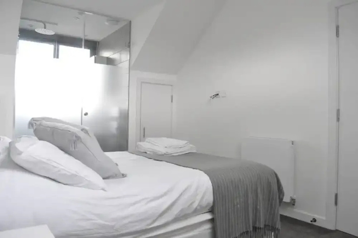 Room 5 of 12