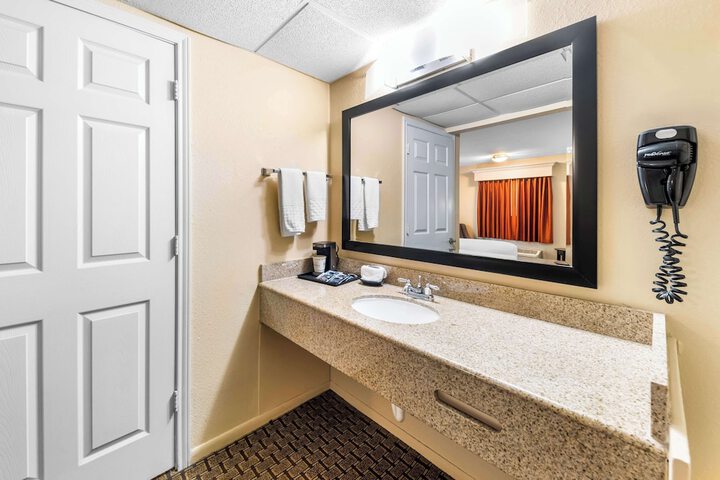1 Queen Bed Room, Microwave and Refrigerator WiFi Full Breakfast (2 of 9)