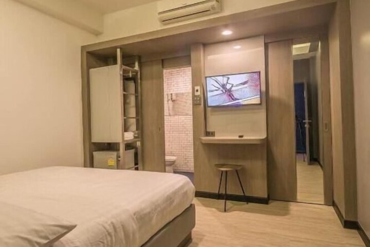 Room 5 of 28