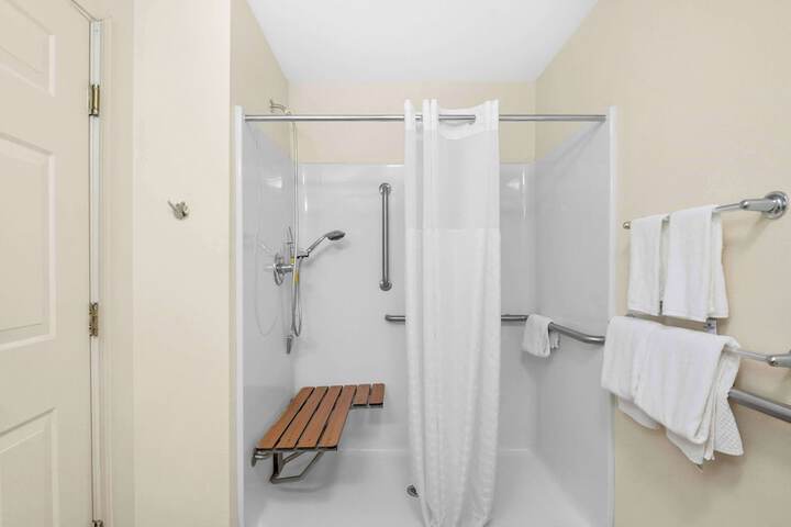 1 King Bed Accessible (10 of 13)