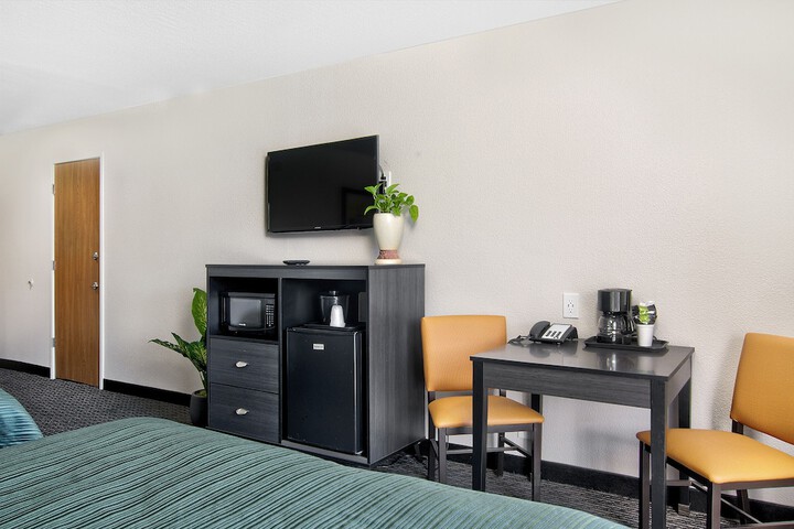 1 King Bed (6 of 13)