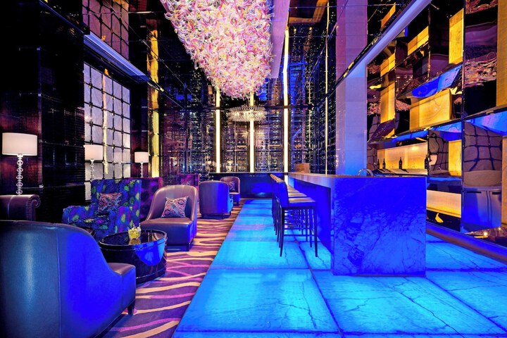 Lounge 23 of 32