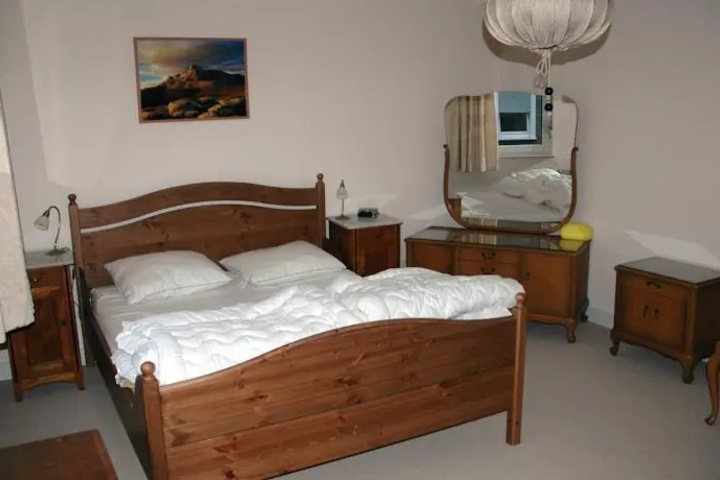 Room 3 of 8